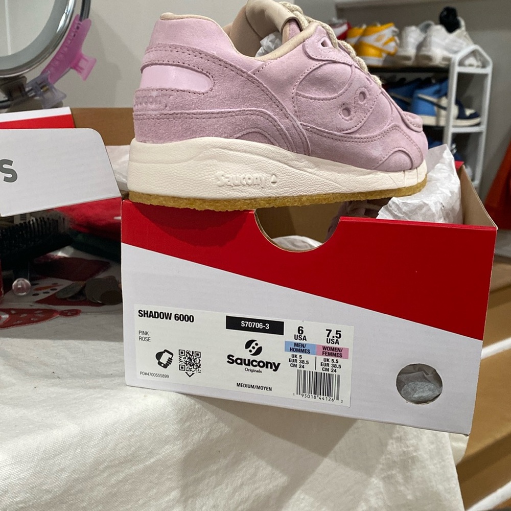 New Saucony Sneaks, Pinkish Lavender Color, Womens 7.5 or men’s 6. Shadow 6000
